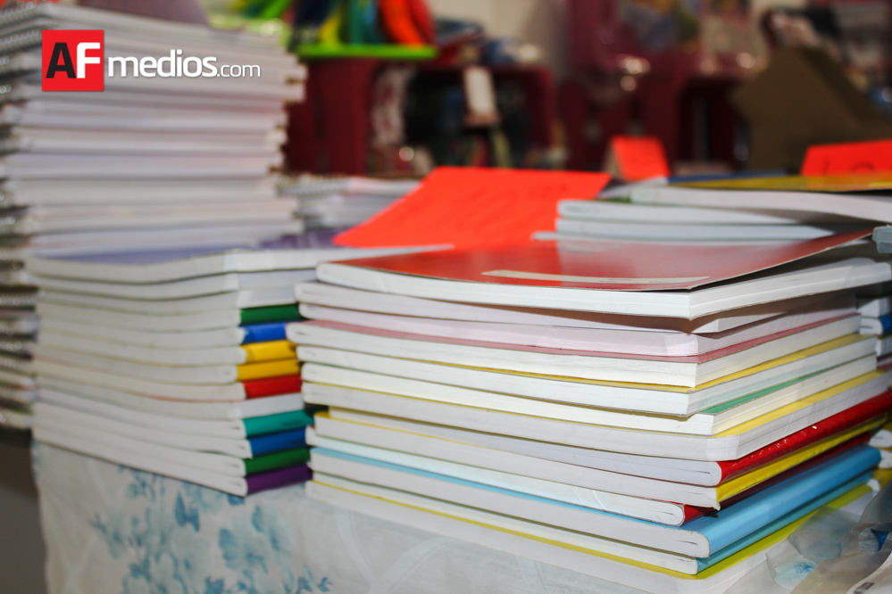 regreso_clases_utiles_mochilas_cuadernos_colores_08