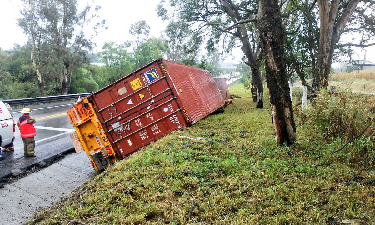camion_volcado_autopista_coima_pcjalisco_01