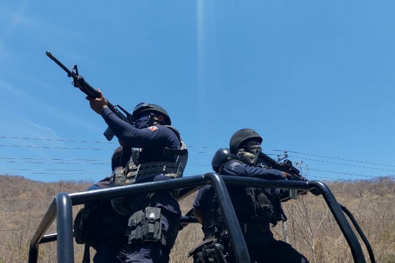 Delincuentes atacan con dron explosivo a policías en Aguililla, Michoacán