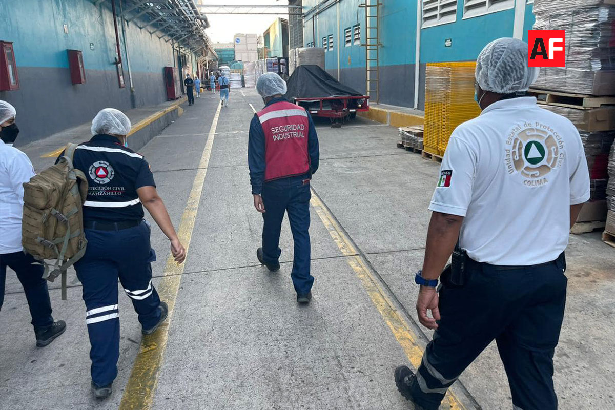 PC evacua empresa en Manzanillo y transporta y atiende a una decena de intoxicados |  AFmedia.