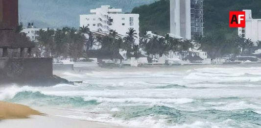 Ante aproximación del huracán ‘Trudy’, cierran playas de Tecomán, Armería y Manzanillo en el estado de Colima
