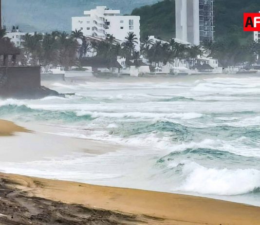 Ante aproximación del huracán ‘Trudy’, cierran playas de Tecomán, Armería y Manzanillo en el estado de Colima