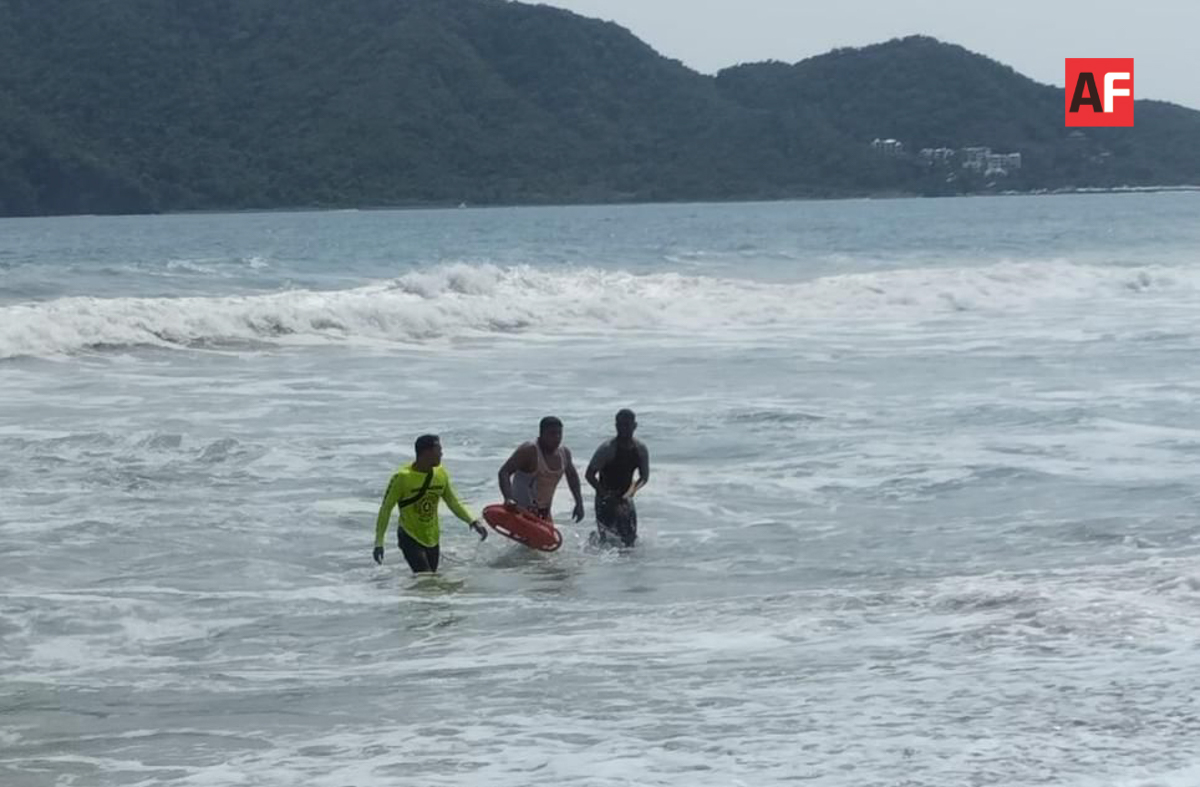 PC rescata a dos hombres en playa Manzanillo |  AFmedia.