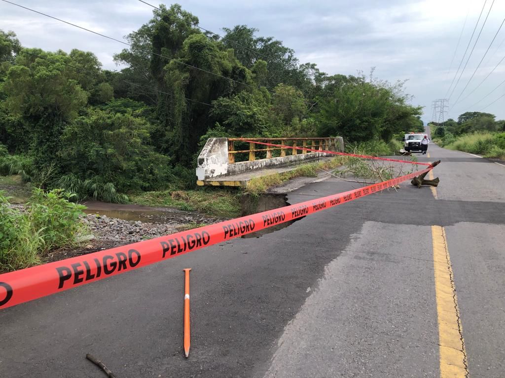 Socavón en puente libramiento Los Limones es acordonado por PC;  Piden a los conductores extremar las precauciones |  AFmedias.