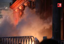 En marcha 8M tumban vallado de Palacio; Policía agrede y reprime con gas pimienta; CEDH pide renuncia de responsables