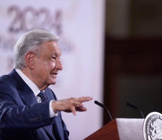 AMLO expresa respaldo a Sheinbaum y cuestiona cambio de postura de Donald Trump