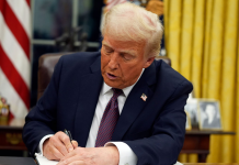 Trump firma orden ejecutiva y amenaza con aranceles a países que suministren petróleo a Cuba