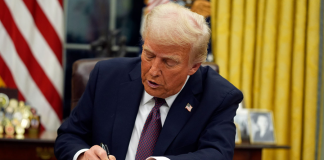 Trump firma orden ejecutiva y amenaza con aranceles a países que suministren petróleo a Cuba