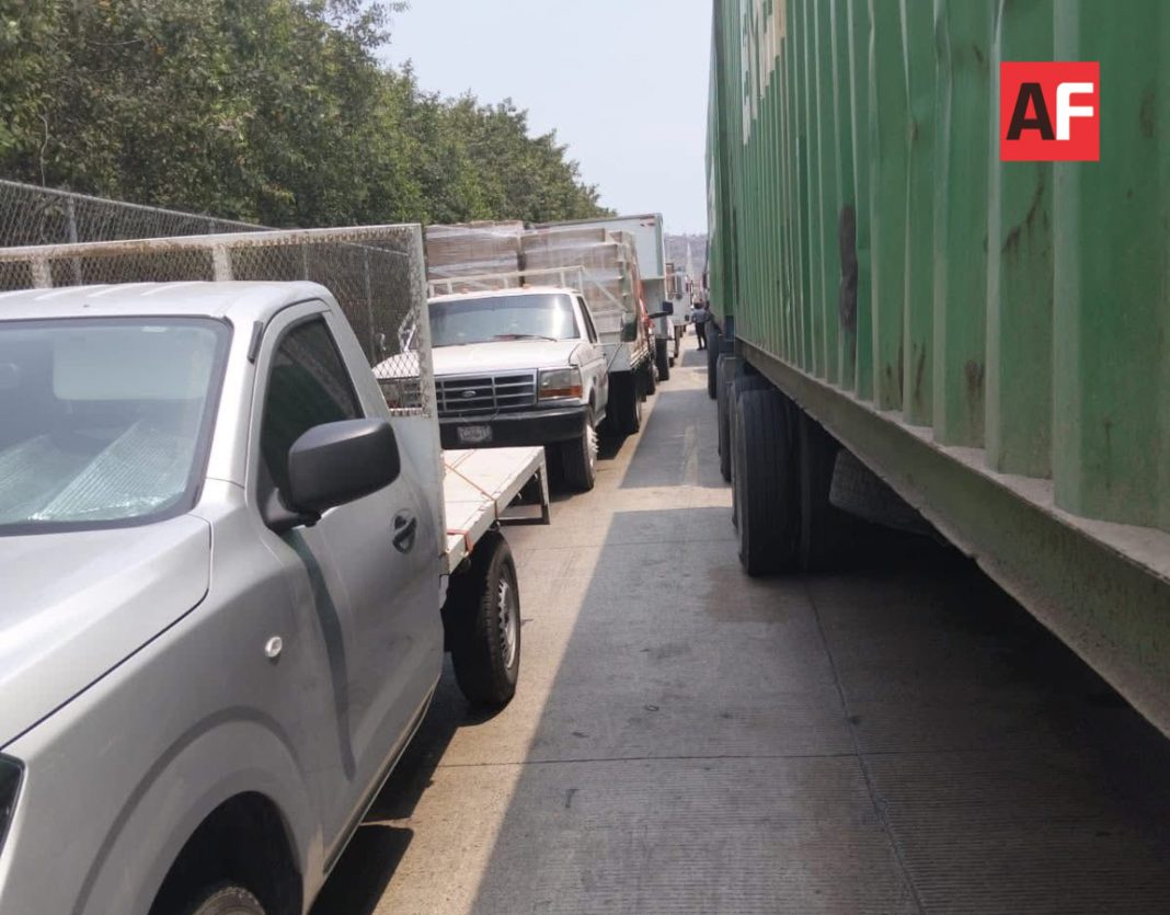 Congestionamiento de tráileres por caída en el sistema de la Aduana de Manzanillo-3