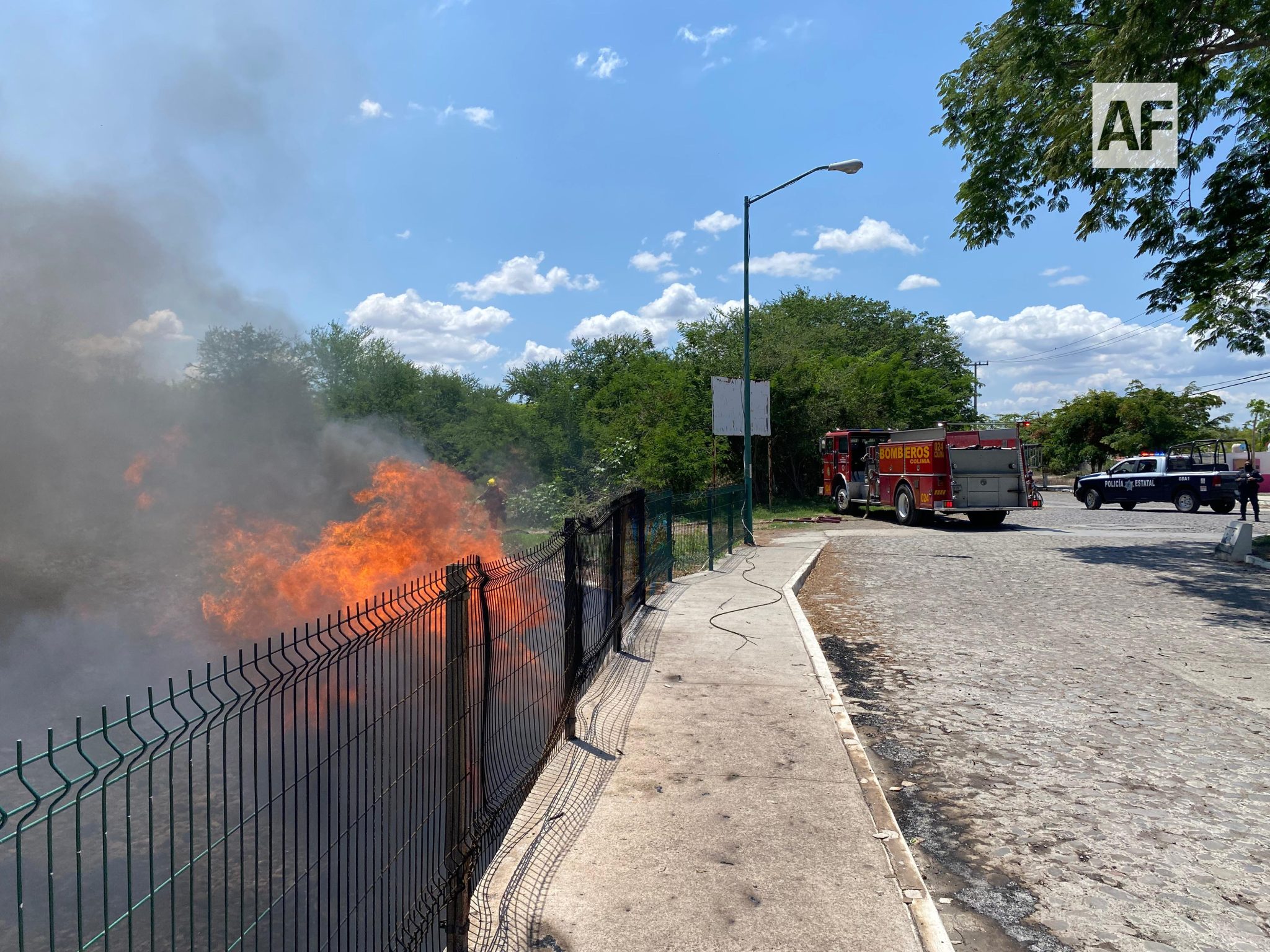 Bomberos Colima atienden incendio en barandales de puente en la colonia ...