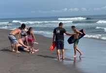 PC rescata a dos turistas de Saltillo en playa Cuyutlán