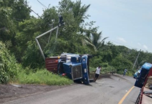 Volcadura de tráiler deja daños materiales en carretera libre Manzanillo a Armería