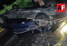 2 lesionados y daños materiales tras volcadura de vehículo sobre avenida Manzanillo