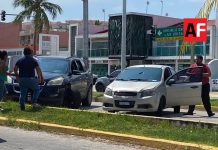 Reportan choque entre 2 vehículos particulares en el Boulevard de Manzanillo