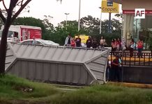 Saldo de la lluvia en Villa de Álvarez: árboles, un poste y un paradero de autobuses caído