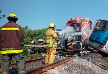 Tráiler intenta ganarle el paso al tren y es arrollado en la carretera Jiquilpan–Manzanillo, tramo Cuatro Caminos–San Mamés