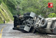 Se vuelca pipa con diésel en carretera Villa de Álvarez – Minatitlán