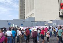 Comuneros de Aquila se manifiestan en el PJF en Colima
