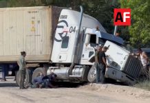 Tráiler protagoniza accidente tras caer a canal pluvial en carretera Jalipa a Camotlán, Manzanillo