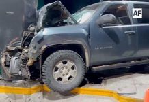 Camioneta choca contra gasolinera ubicada en comunidad de La Central, Manzanillo; hay dos lesionados