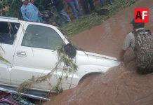Desbordamiento de río en Cocula deja un adulto mayor fallecido y 13 vehículos arrastrados