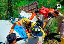 Accidente en Sayula deja conductor prensado; es trasladado a hospital