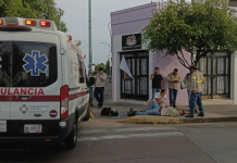 Accidente en el centro de Colima, motociclista lesionado