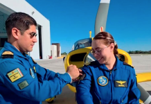 Mariel Sánchez se gradúa como primer mujer instructora de vuelo de la Marina