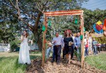 Estudiantes de artes visuales realizan una danza dorada sobre la muerte en El Cóbano