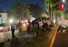 Camioneta sufre accidente sobre el bulevar de Manzanillo; hay un lesionado y cuantiosos daños materiales