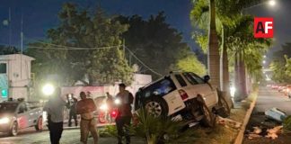 Camioneta sufre accidente sobre el bulevar de Manzanillo; hay un lesionado y cuantiosos daños materiales