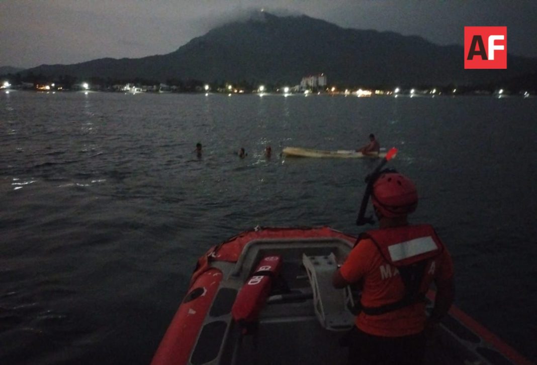 Marina rescata a Kayakistas en La Boquita, Manzanillo