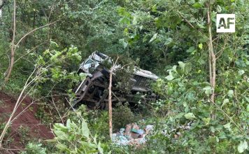 Atienden accidente vehicular en la vialidad El Sauz–San Antonio, en Minatitlán