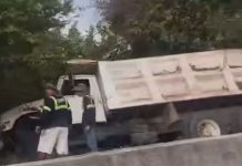 Daños materiales tras volcadura de camión en el Libramiento El Naranjo, en Manzanillo