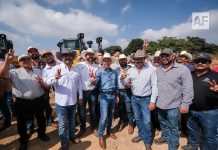 Gobernador de Jalisco entrega maquinaria para productores del campo