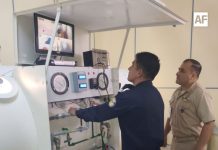 Personal naval auxilia a buzo con descompresión en Puerto Ángel, Oaxaca