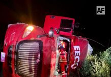 Atienden Cruz Roja y Bomberos volcadura de tractocamión en Coquimatlán