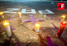 Colectivo 50+1 exige alto a la violencia contra mujeres en Colima; realizan acto simbólico encendiendo velas en exterior de Palacio de Gobierno