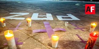 Colectivo 50+1 exige alto a la violencia contra mujeres en Colima; realizan acto simbólico encendiendo velas en exterior de Palacio de Gobierno