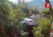Tras choque con motocicleta, auto terminó en el techo de una vivienda en Zitácuaro, Michoacán