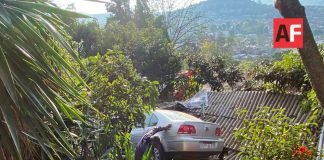 Tras choque con motocicleta, auto terminó en el techo de una vivienda en Zitácuaro, Michoacán