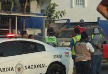 Choque de camión volteo y vehículo deja daños materiales en Libramiento Tapeixtles, Manzanillo