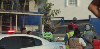 Choque de camión volteo y vehículo deja daños materiales en Libramiento Tapeixtles, Manzanillo