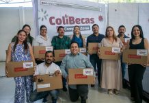 Indira Vizcaíno entregó este miércoles laptops gratuitas a docentes de Manzanillo