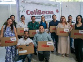 Indira Vizcaíno entregó este miércoles laptops gratuitas a docentes de Manzanillo