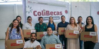 Indira Vizcaíno entregó este miércoles laptops gratuitas a docentes de Manzanillo