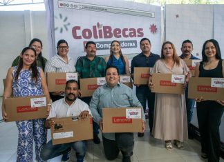 Indira Vizcaíno entregó este miércoles laptops gratuitas a docentes de Manzanillo