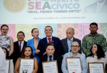 Reciben universitarios Presea al Mérito Cívico “General Pedro Torres”
