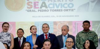 Reciben universitarios Presea al Mérito Cívico “General Pedro Torres”