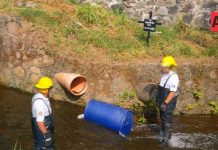 Localizan cadáver de mujer dentro de tambo de plástico, en un río de Uruapan